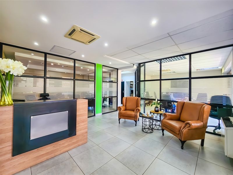 Modern 225m2 Office For Sale in Ruimsig - Photo 1