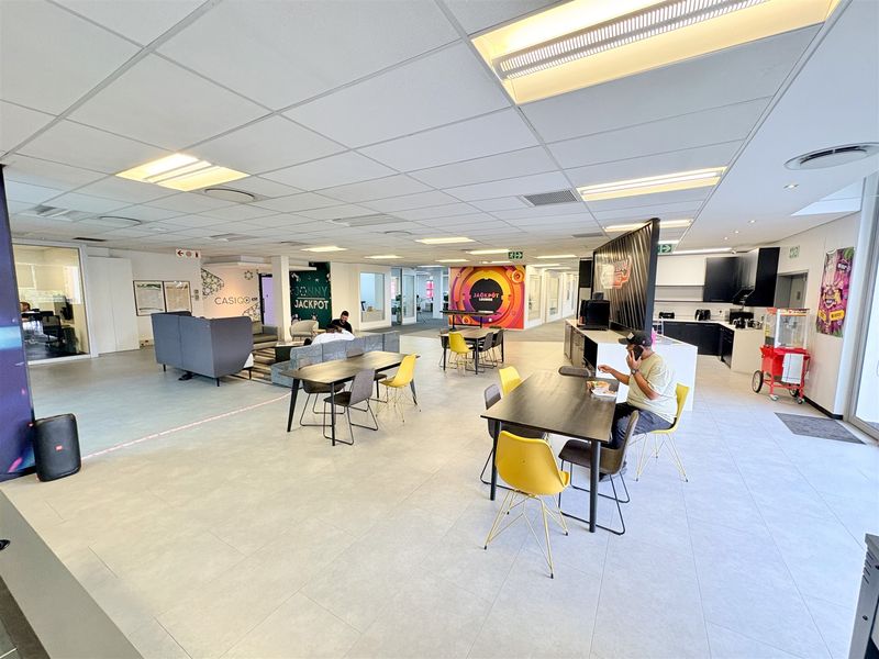 1005m2 office at 25 Scott Street in Waverley, Johannesburg - Photo 4
