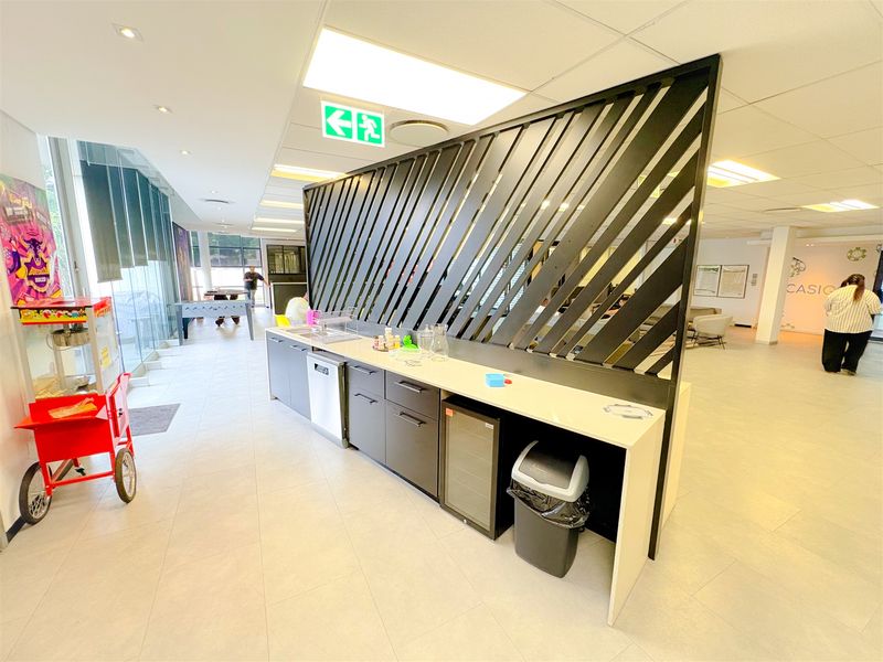 1005m2 office at 25 Scott Street in Waverley, Johannesburg - Photo 6