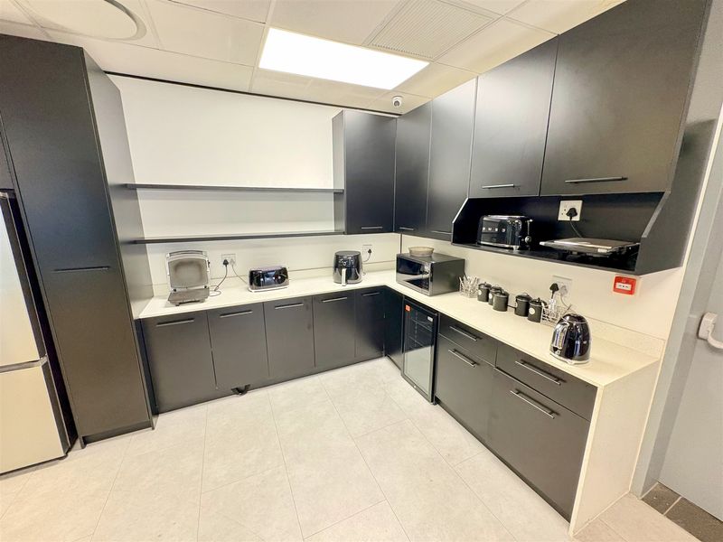 1005m2 office at 25 Scott Street in Waverley, Johannesburg - Photo 5