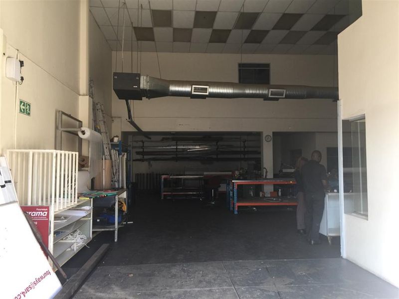 262m2  Warehouse  - FOR SALE - R2 350 000.00 - Photo 8