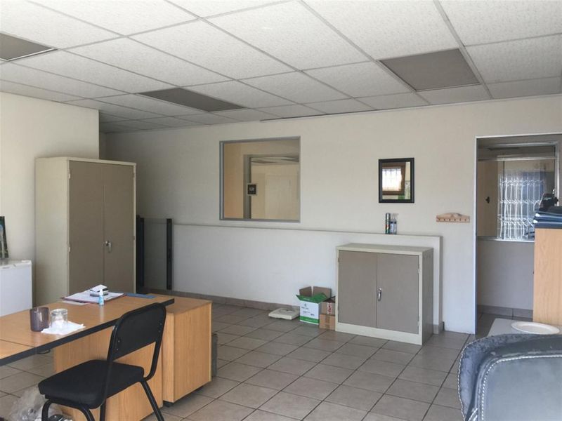 262m2  Warehouse  - FOR SALE - R2 350 000.00 - Photo 4