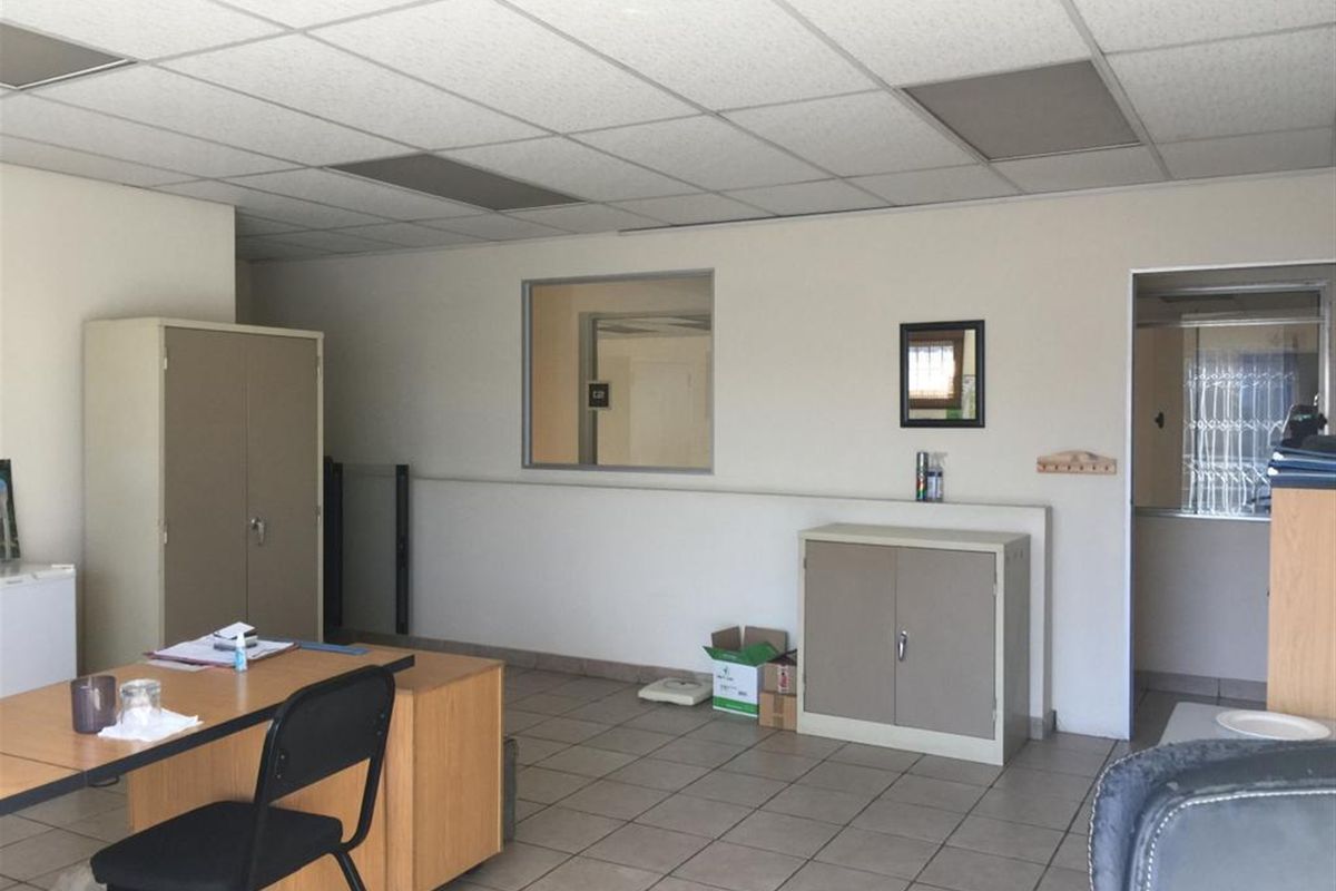 262m2  Warehouse  - FOR SALE - R2 350 000.00 - Photo 4