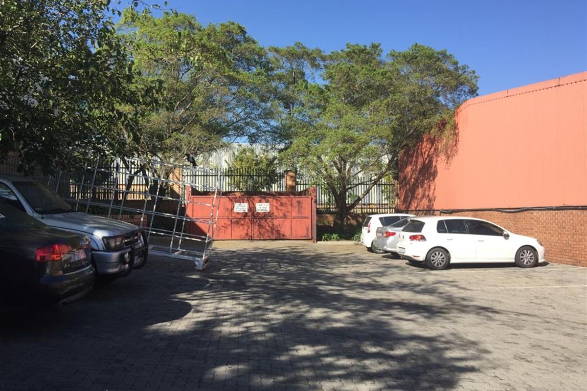 262m2  Warehouse  - FOR SALE - R2 350 000.00 - Photo 2