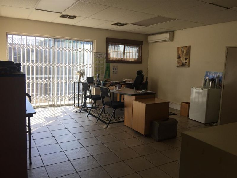 262m2  Warehouse  - FOR SALE - R2 350 000.00 - Photo 3