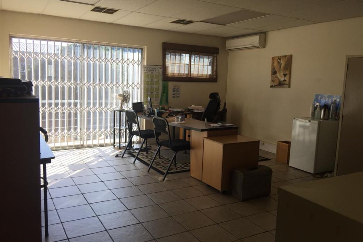 262m2  Warehouse  - FOR SALE - R2 350 000.00 - Photo 3