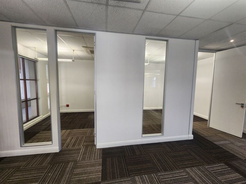404,31sqm Office space to let in Strathavon, Sandton - Photo 5