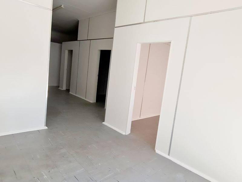 Spacious office to rent in CBD, Louis Trichardt - Photo 2