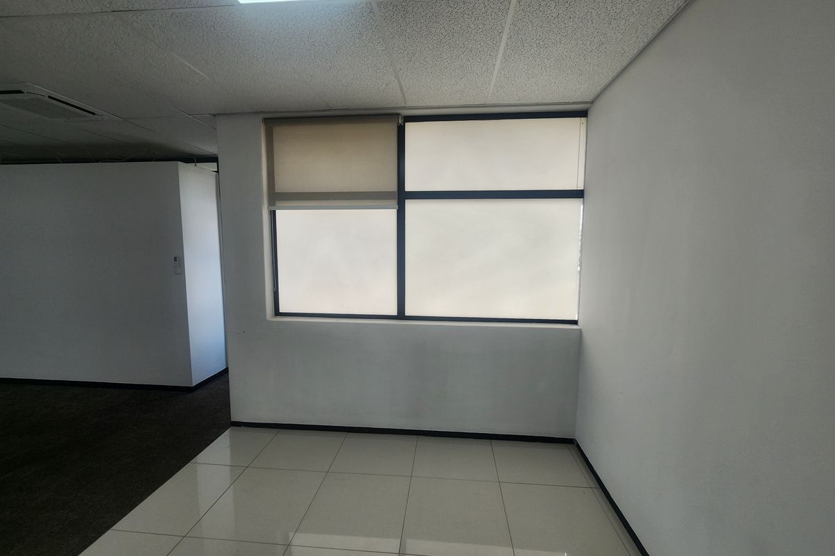 166 sqmOffices to let Sandhurst - Photo 3