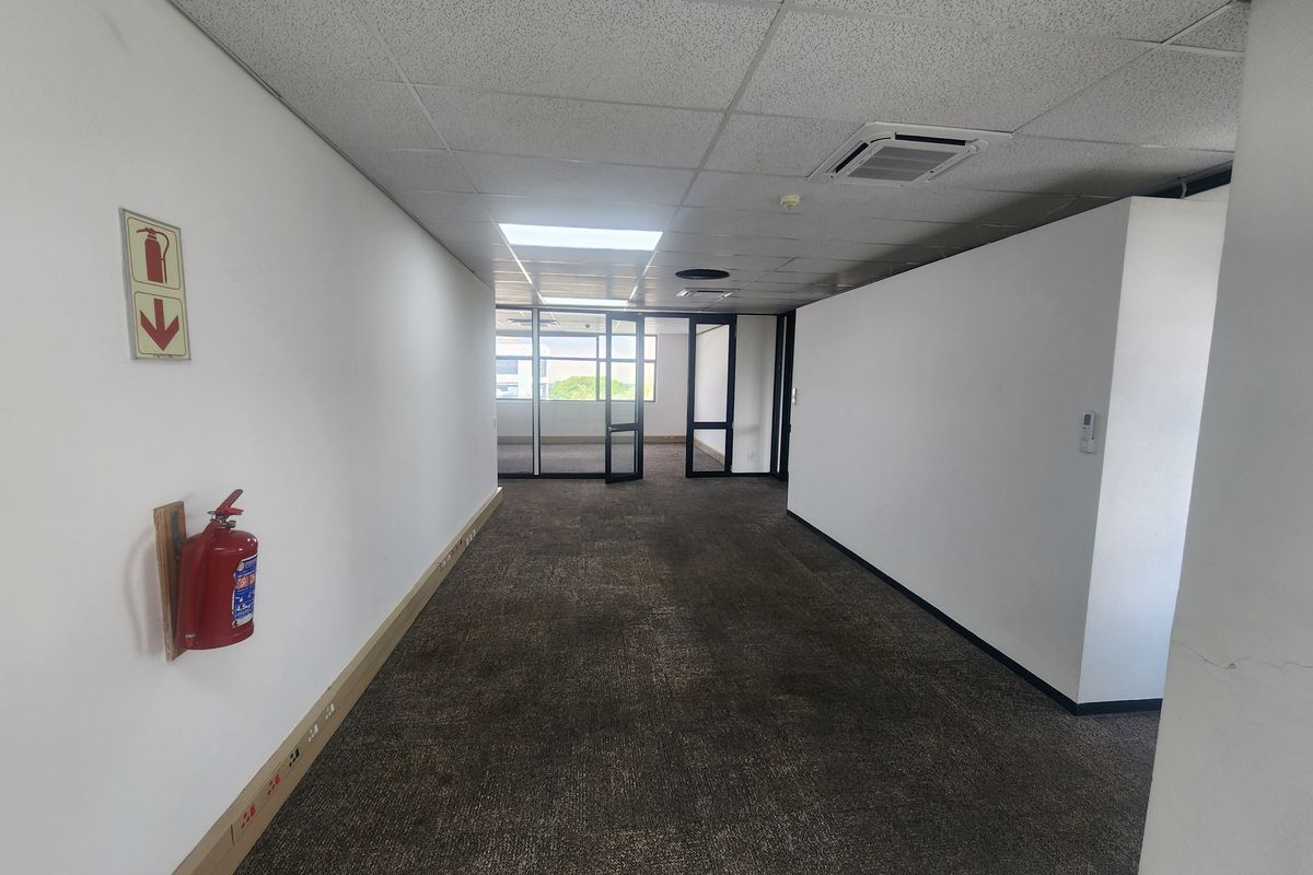 166 sqmOffices to let Sandhurst - Photo 4