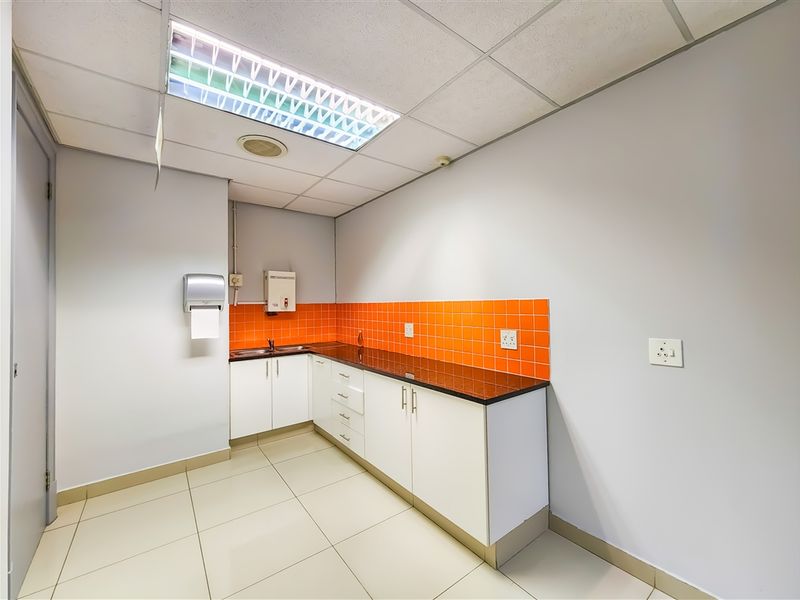 299m2 Fitted Office to Let in The Pivot - Photo 9