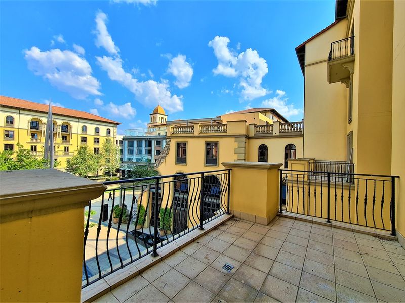 299m2 Fitted Office to Let in The Pivot - Photo 2