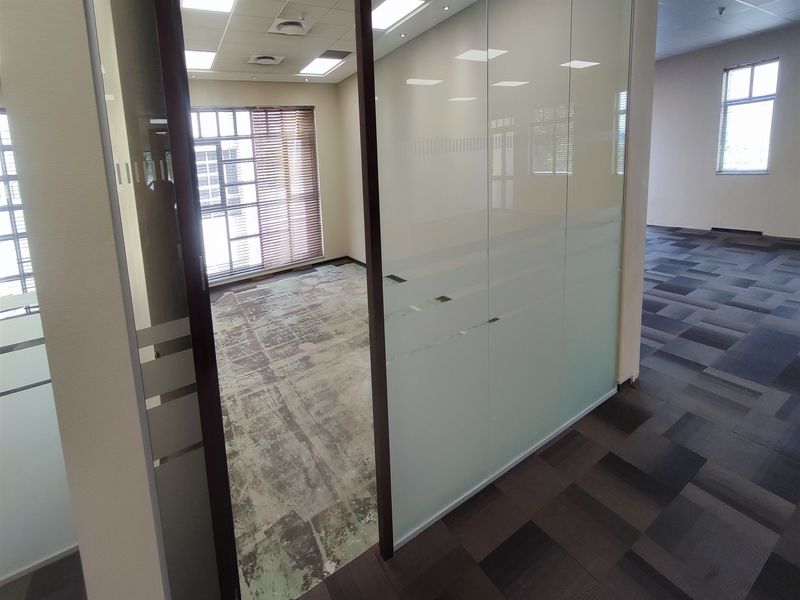 1013sqmOffices to let in Illovo - Photo 10