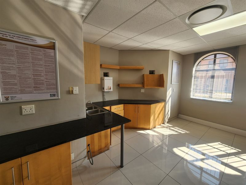 485sqm Offices to let in Sandown, Sandtown - Photo 8