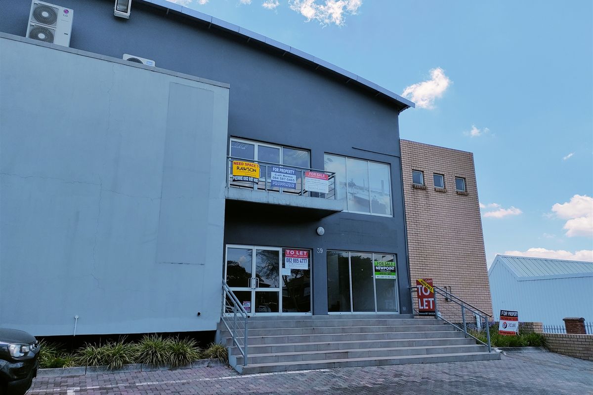 797m2  Warehouse  - TO LEASE - Photo 3