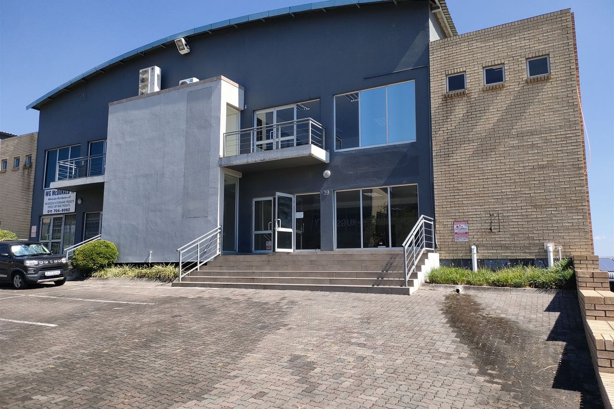 797m2  Warehouse  - TO LEASE - Photo 2