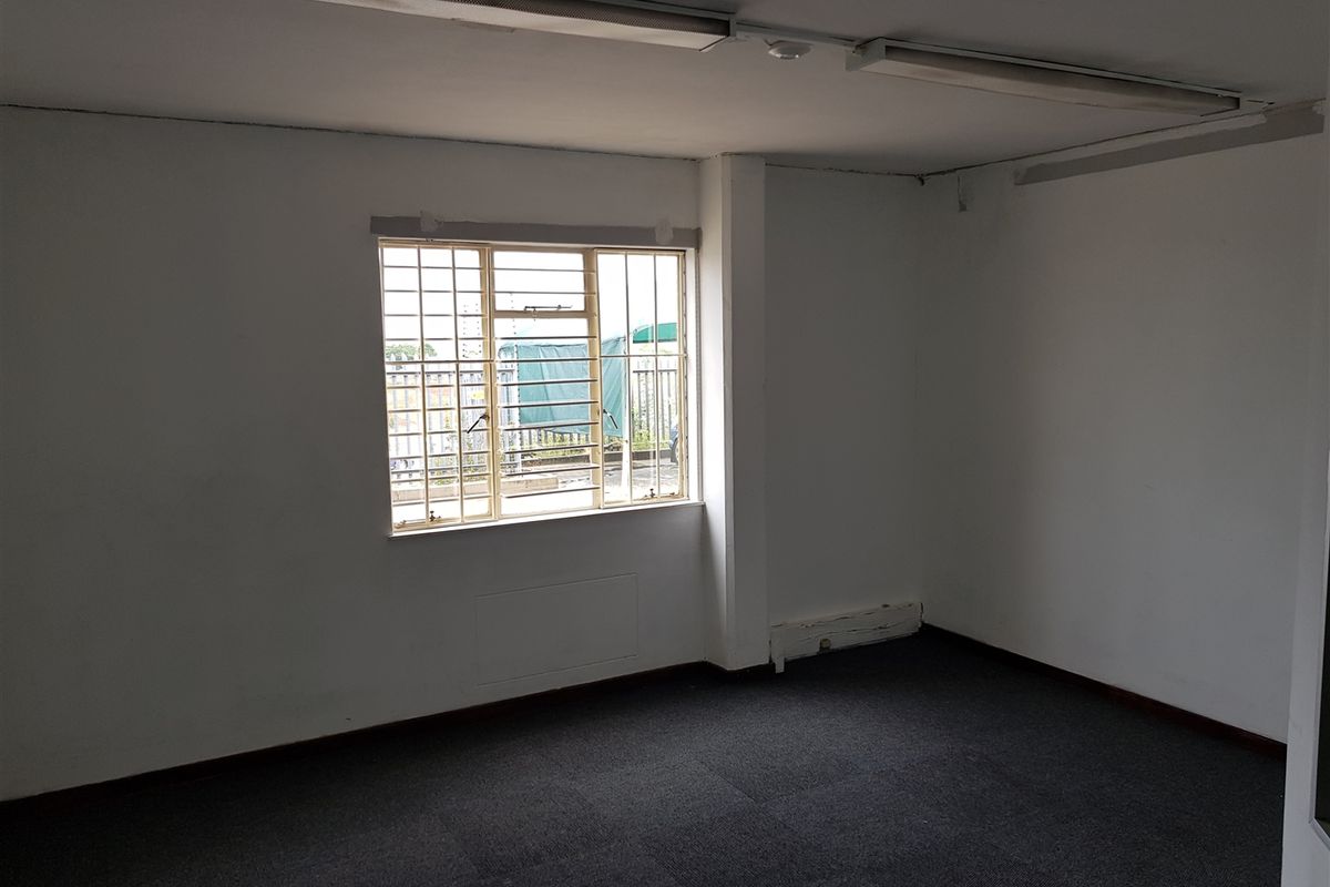 636m2  Warehouse  - TO LEASE - Photo 4