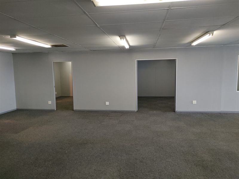 636m2  Warehouse  - TO LEASE - Photo 7