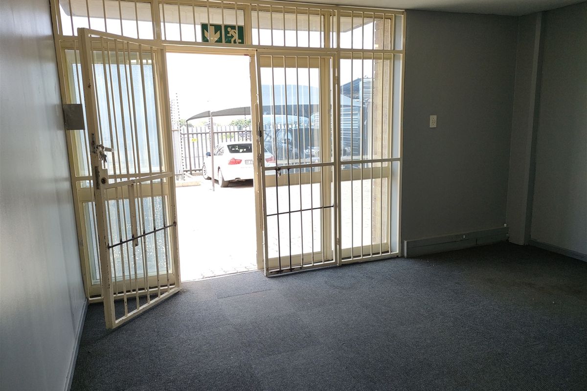 636m2  Warehouse  - TO LEASE - Photo 2