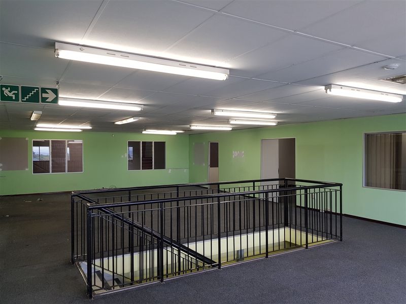 636m2  Warehouse  - TO LEASE - Photo 5