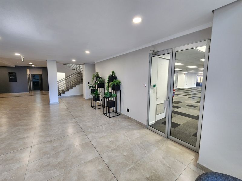 1681.6sqm Offices to let in Sandton - Photo 2