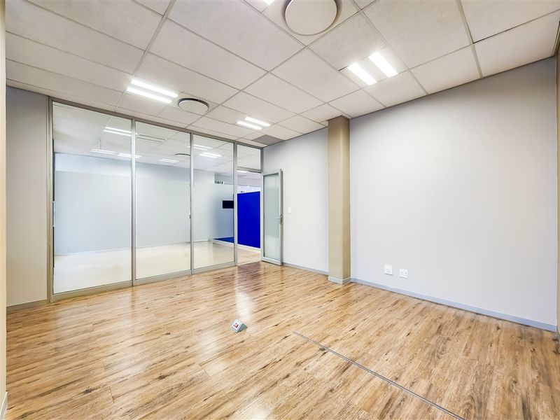 483m2 Open Plan Office to Let in Fourways - Photo 7