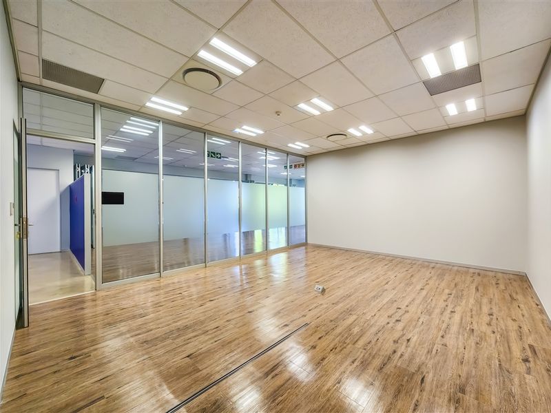 483m2 Open Plan Office to Let in Fourways - Photo 8