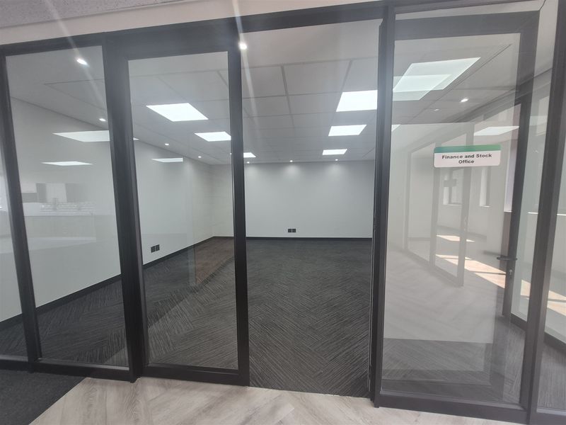 208sqm Offices to let in Rosebank, Johannesburg - Photo 5