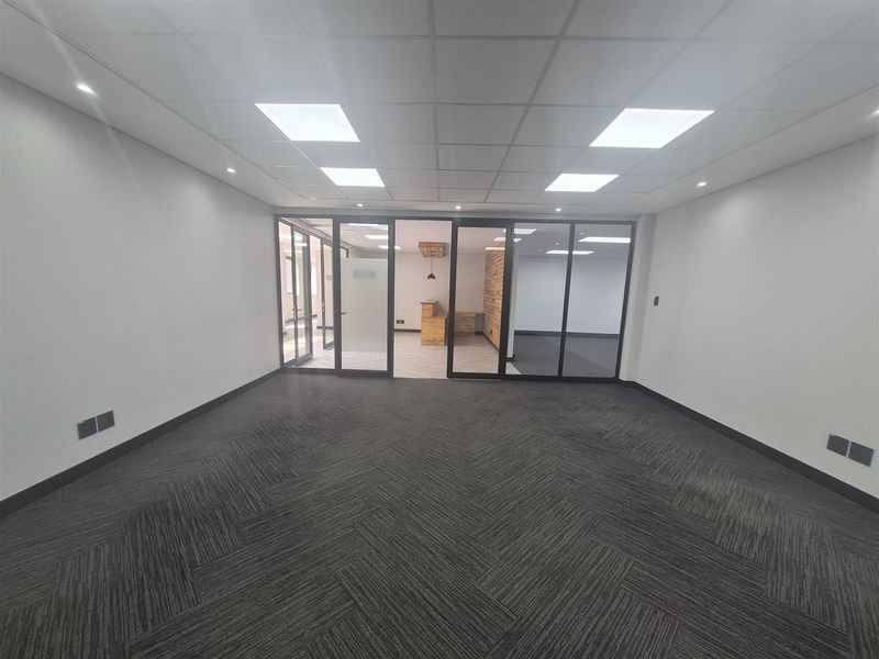 208sqm Offices to let in Rosebank, Johannesburg - Photo 4