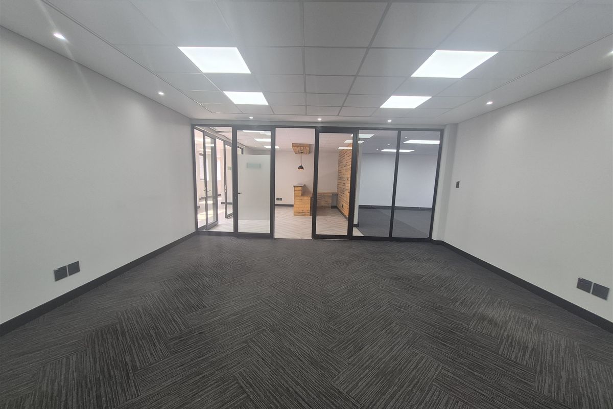208sqm Offices to let in Rosebank, Johannesburg - Photo 4