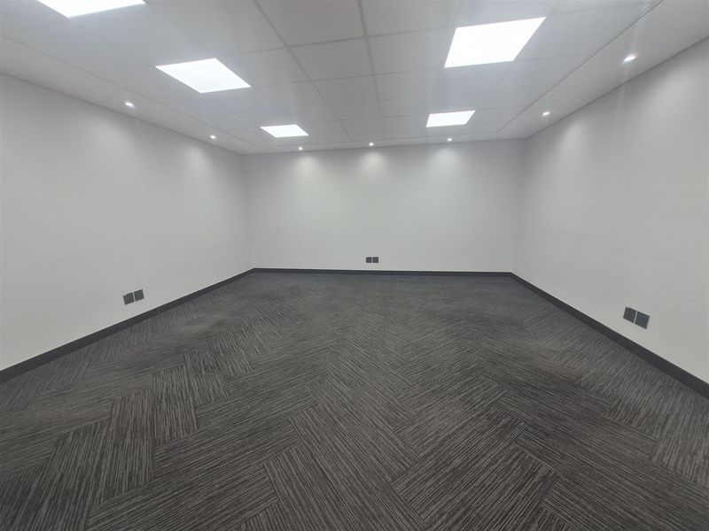 208sqm Offices to let in Rosebank, Johannesburg - Photo 9