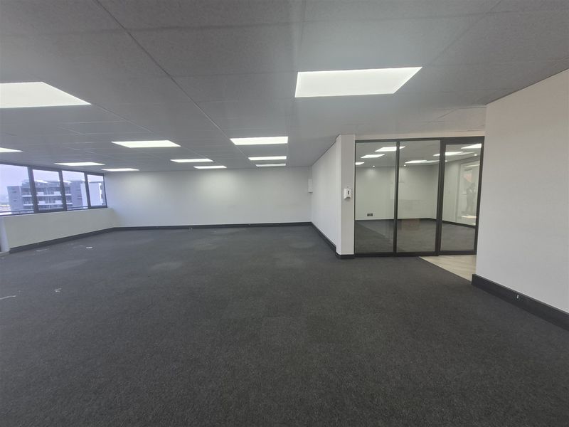 208sqm Offices to let in Rosebank, Johannesburg - Photo 6