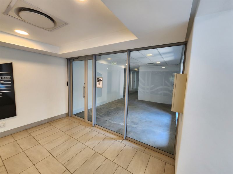 450sqm Office space to let in Sandhurst, Sandton - Photo 4