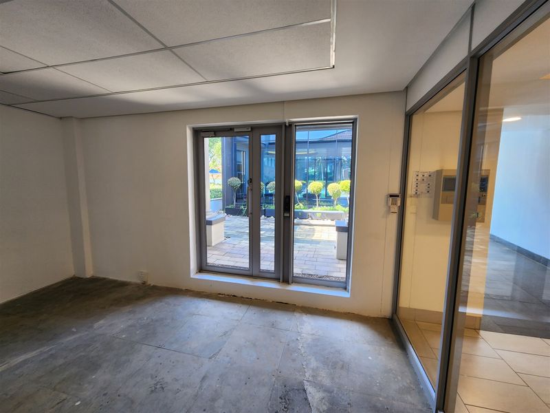 450sqm Office space to let in Sandhurst, Sandton - Photo 5
