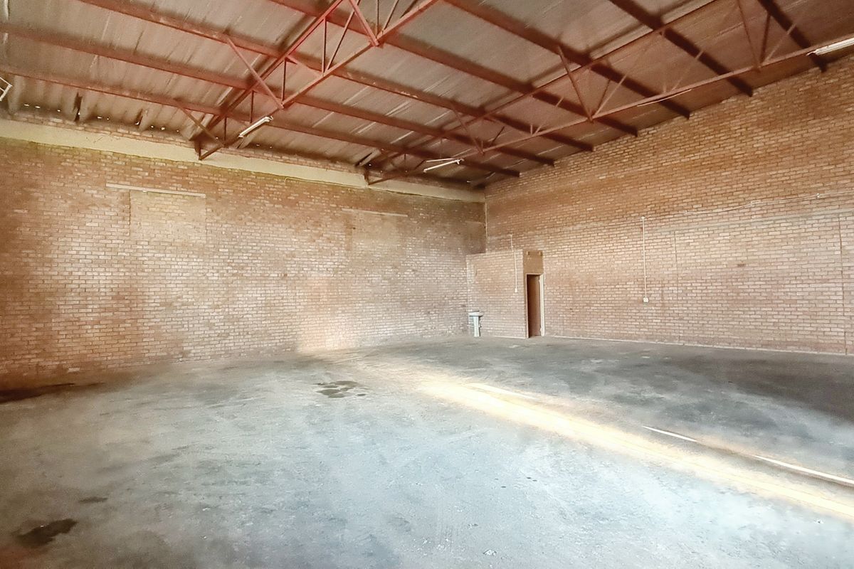 Warehouse to rent in commercial area, Louis Trichardt - Photo 2