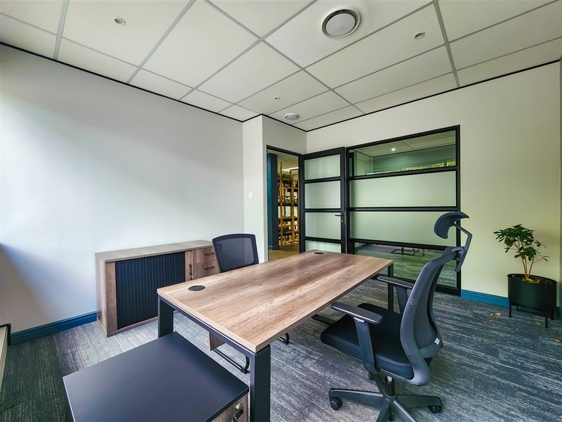 232m2 Ultra Modern Office to Let in Design Quarter - Photo 8