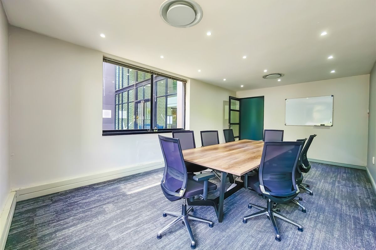 232m2 Ultra Modern Office to Let in Design Quarter - Photo 4