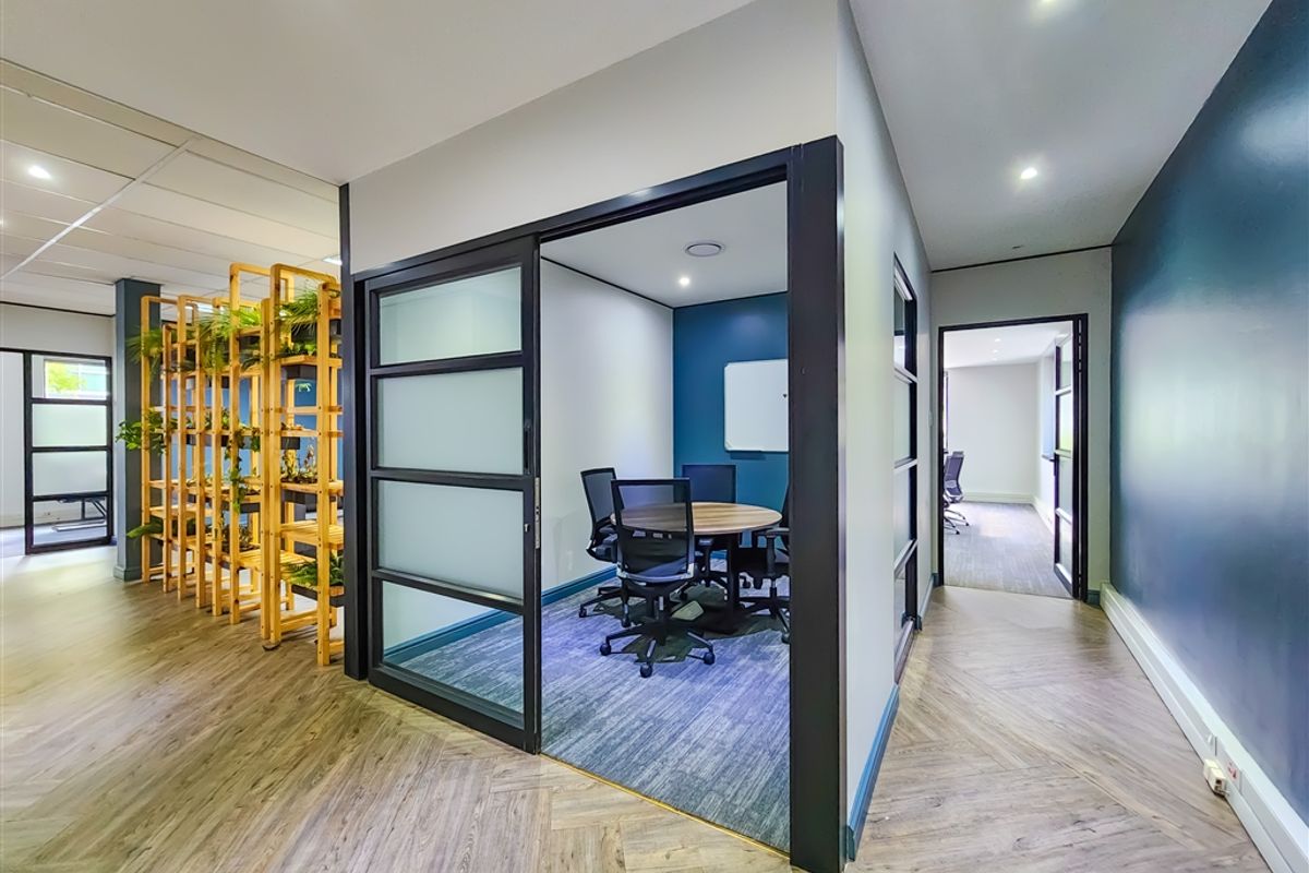 232m2 Ultra Modern Office to Let in Design Quarter - Photo 2