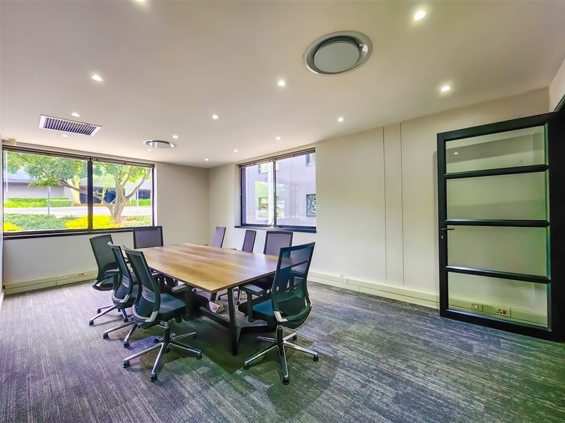 232m2 Ultra Modern Office to Let in Design Quarter - Photo 3