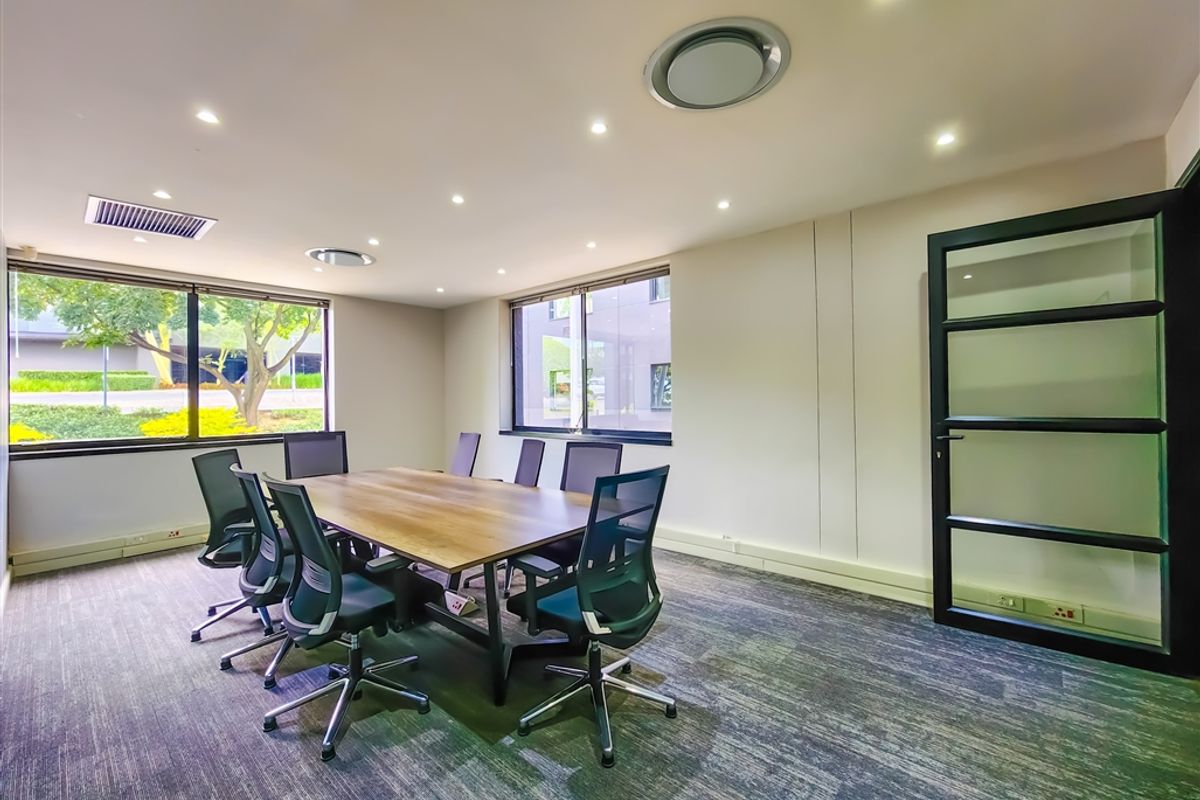 232m2 Ultra Modern Office to Let in Design Quarter - Photo 3