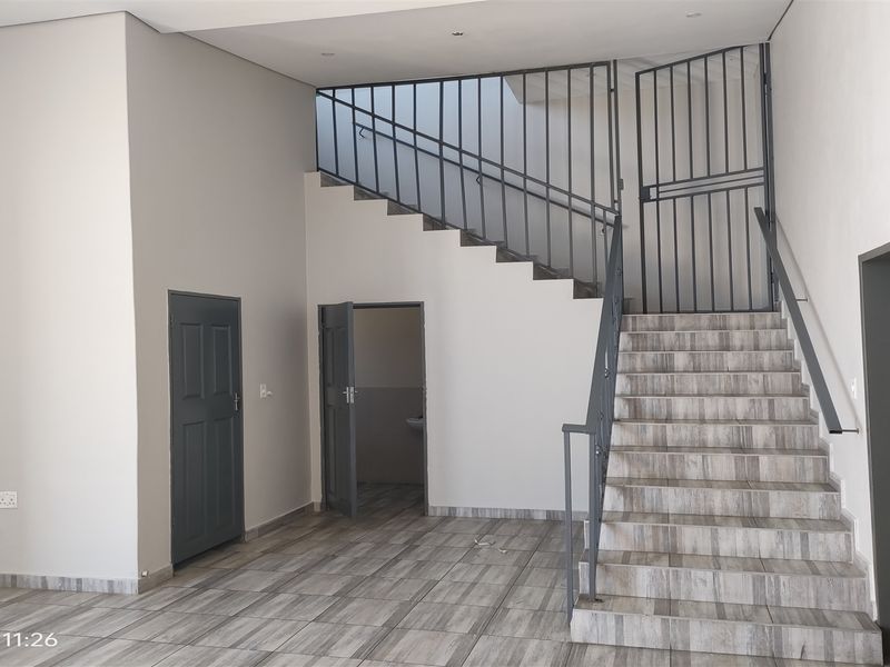 677m2  Warehouse  - TO LEASE - Photo 3