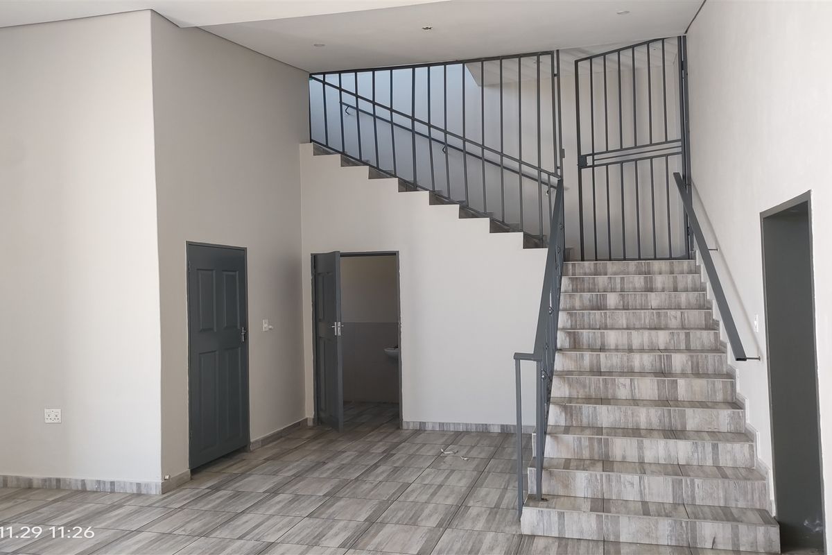 677m2  Warehouse  - TO LEASE - Photo 3