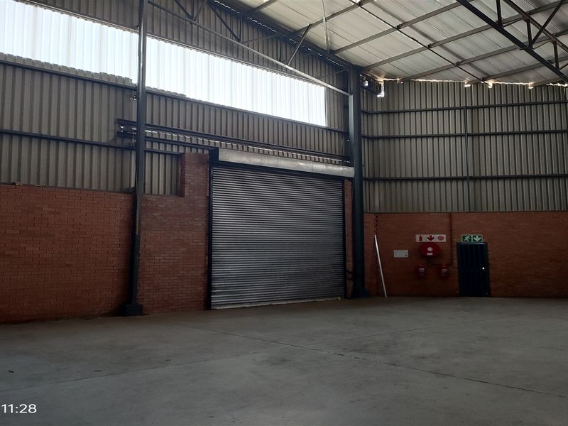677m2  Warehouse  - TO LEASE - Photo 8