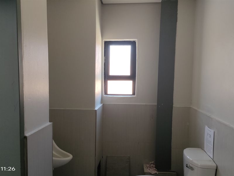 677m2  Warehouse  - TO LEASE - Photo 6