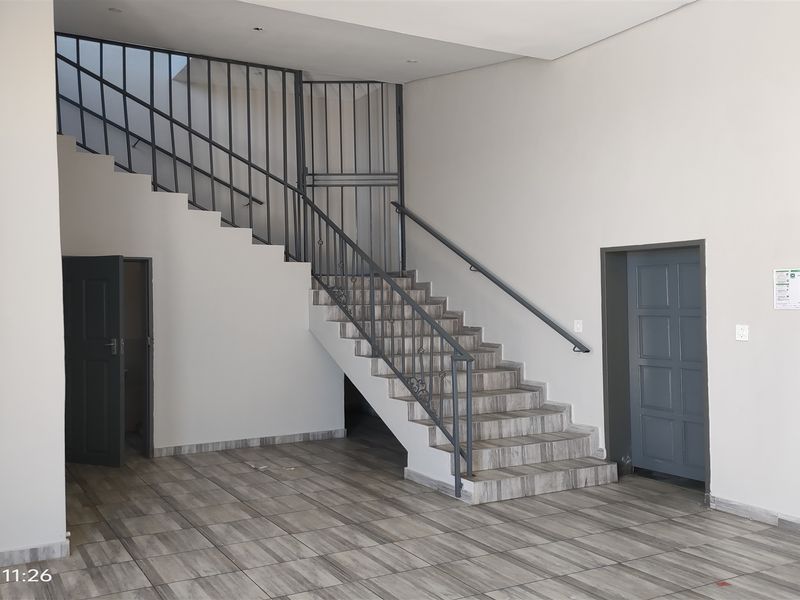 677m2  Warehouse  - TO LEASE - Photo 2