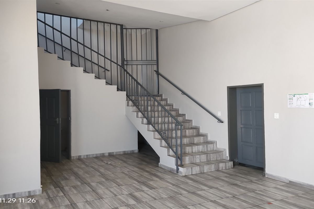 677m2  Warehouse  - TO LEASE - Photo 2