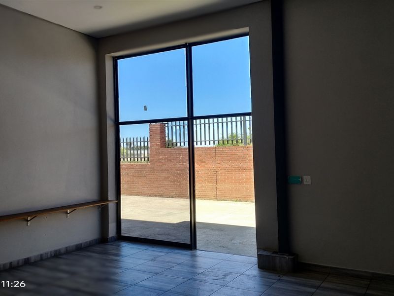 677m2  Warehouse  - TO LEASE - Photo 4