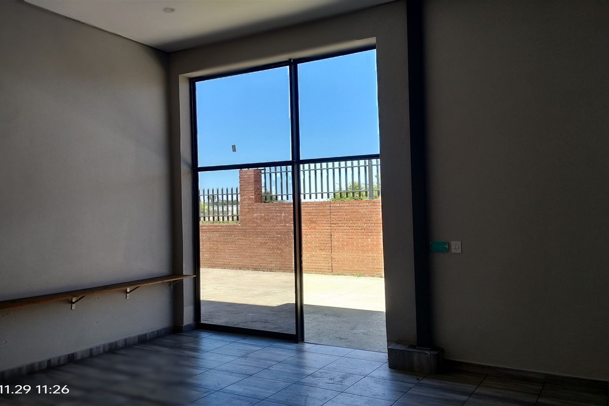 677m2  Warehouse  - TO LEASE - Photo 4