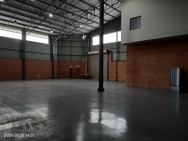 677m2  Warehouse  - TO LEASE - Photo 10