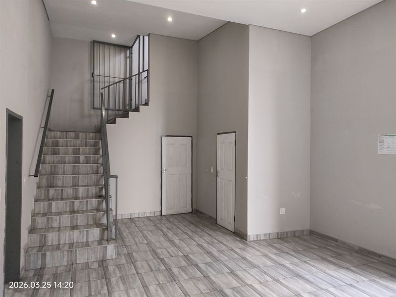 677m2  Warehouse  - TO LEASE - Photo 3